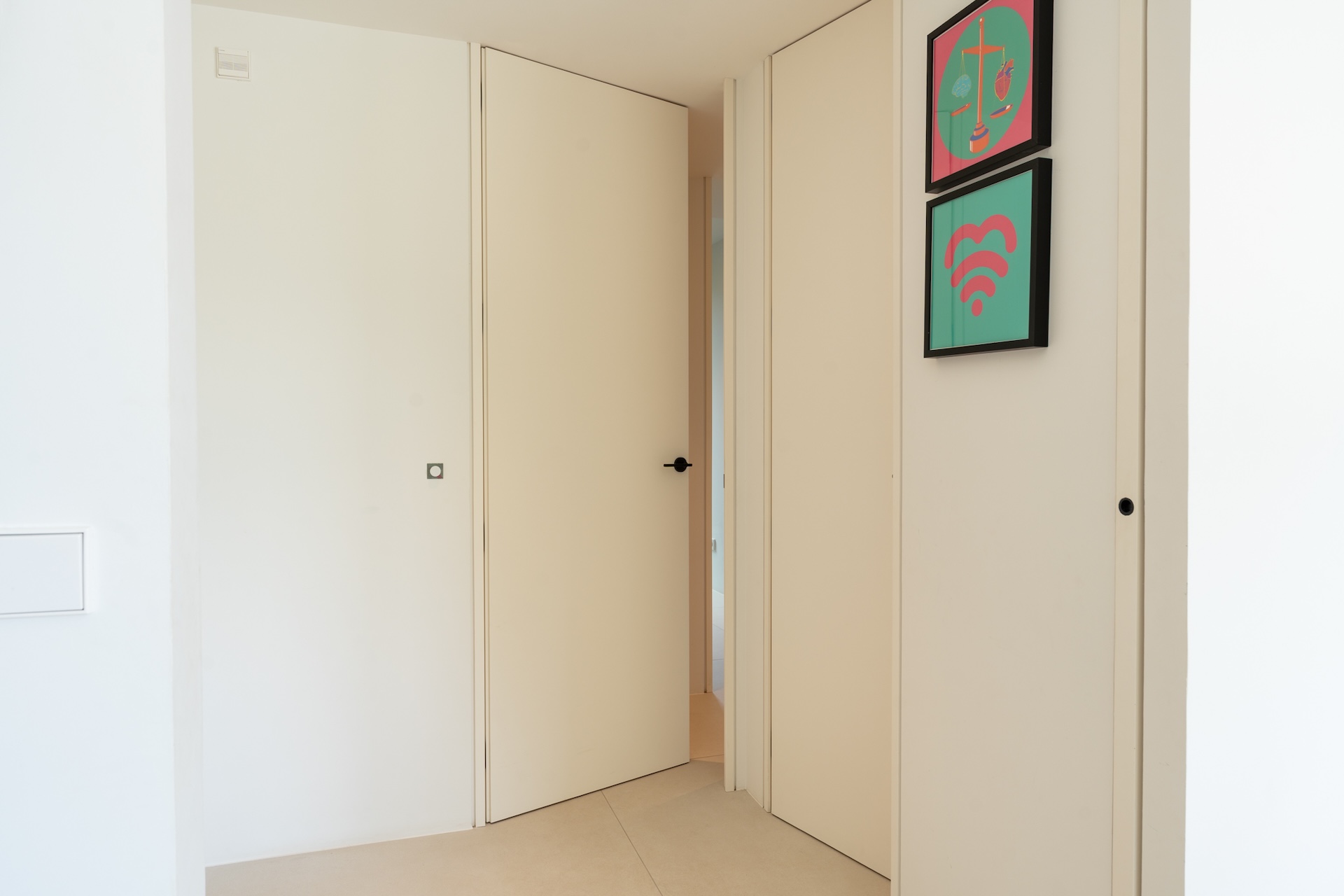 Resa Estates 3 slaapkamers Talamanca te koop sale Ibiza hallway.jpg